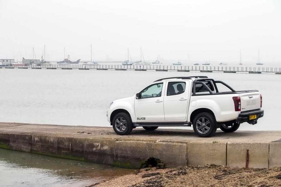  Isuzu D-Max Blade Double Cab 2017 года  (UK) (фото 9 из 52)
